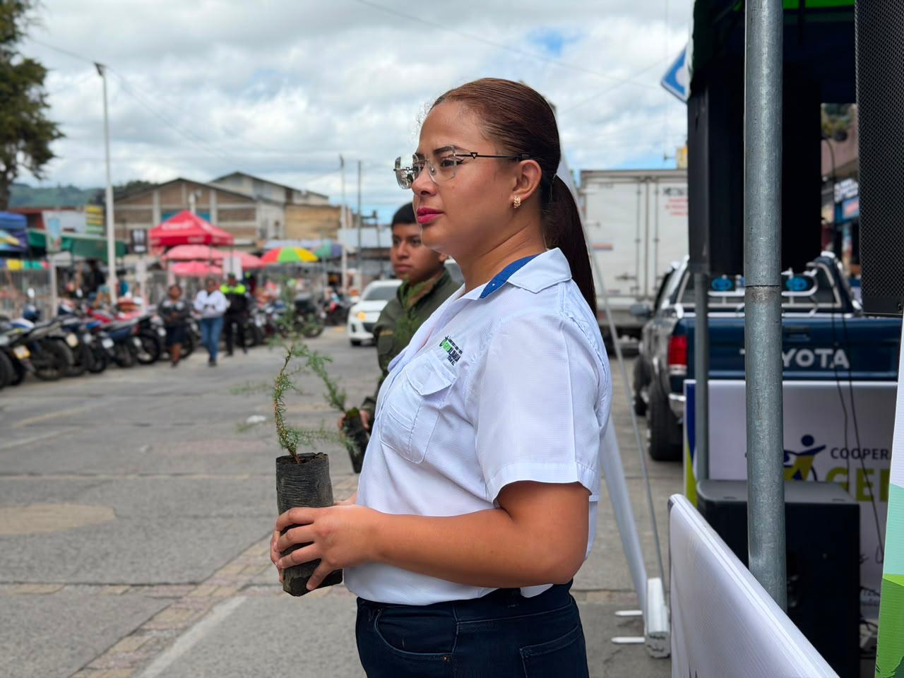 Colaboradora participando en la jornada de reforestación